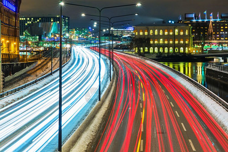 旧城GamlaStan码头建筑夜间风景瑞典斯德哥尔摩有公路交通图片
