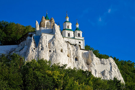 粉笔岩石上的传奇教堂背景图片