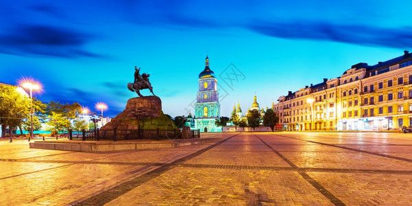 索菲亚广场夏夜风景博赫丹梅尼茨基雕像纪念碑和乌克兰基辅老城古的索非亚东正教堂背景图片