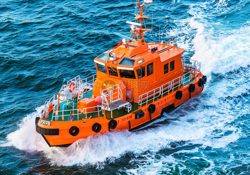 蓝海水中橙色救援或海岸警卫巡逻艇工业船只图片