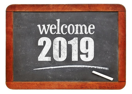欢迎2019新年概念在白色的旧黑板上图片
