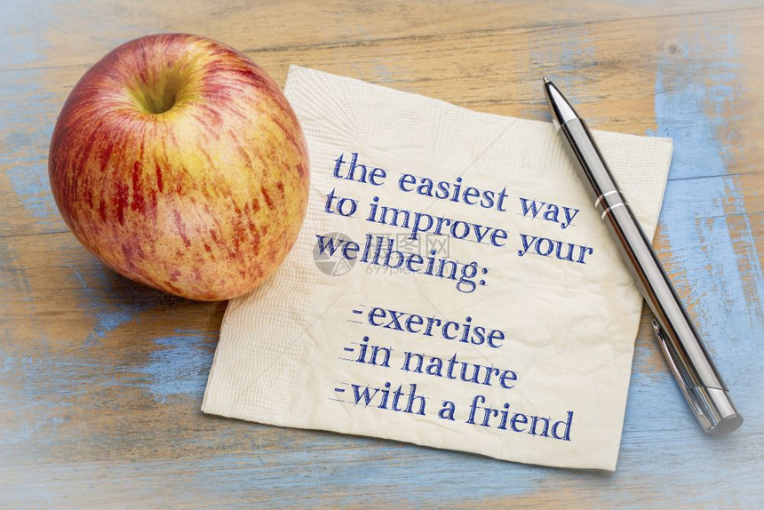 改善你福利的忠告外出自然有魔鬼用新鲜苹果在餐巾纸上的笔迹图片