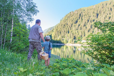 爸和女儿一起在山上湖边钓鱼图片