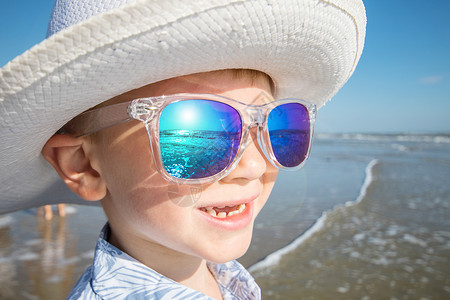 年幼的孩子戴帽墨镜看太阳图片