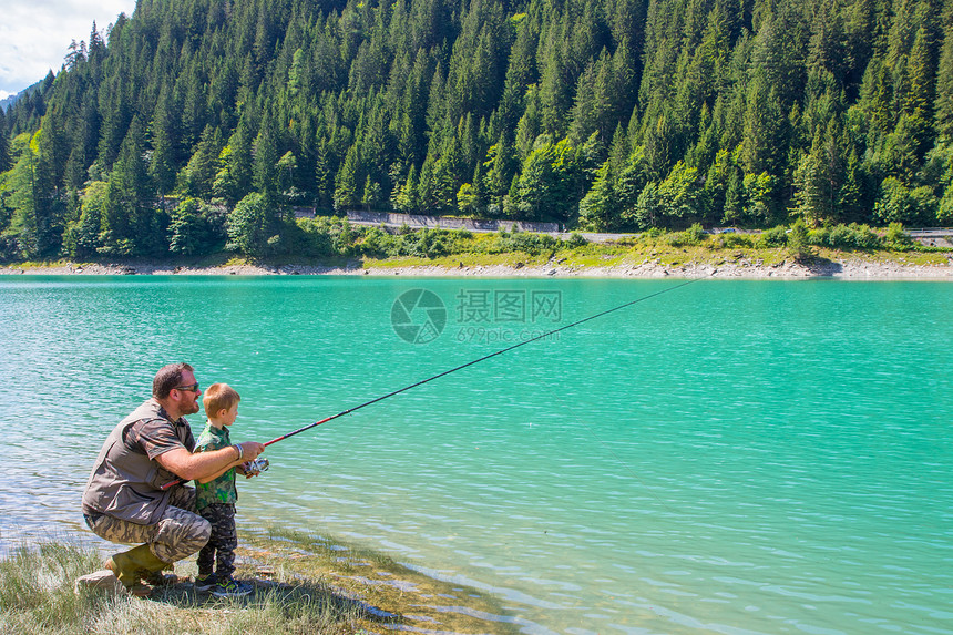 幸福家庭一起钓鱼和拍照图片