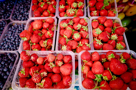 在一个市场中以篮子包装水果为生态市场中混合果子图片