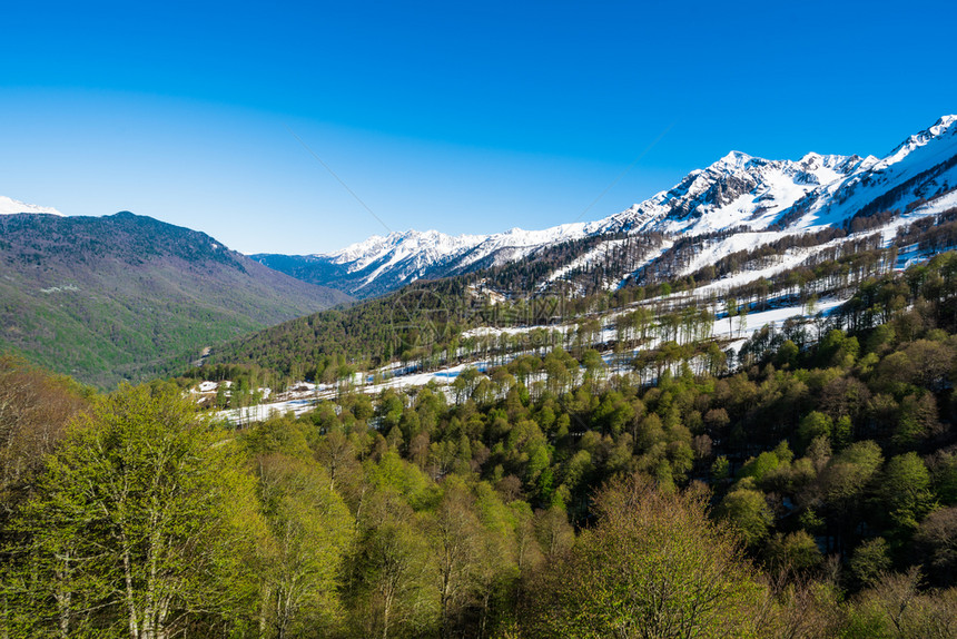 美丽的风景高加索山峰的雪覆盖着美丽风景图片