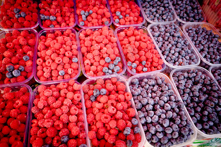 在一个市场中以篮子包装水果为生态市场中混合果子图片