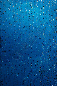 下雨的一天窗上雨滴图片