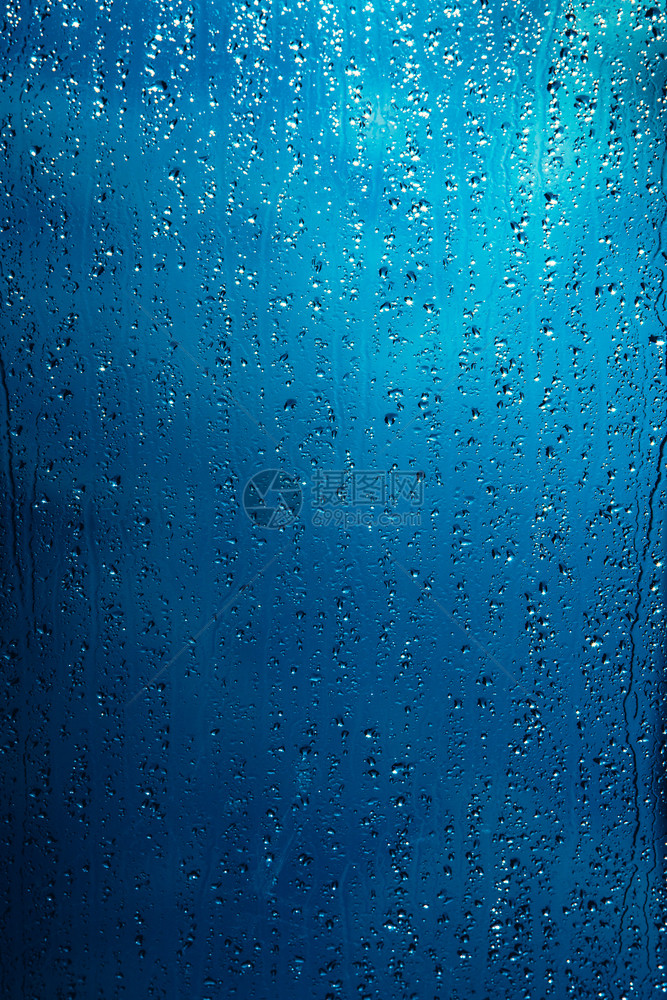 窗玻璃上的水滴图片
