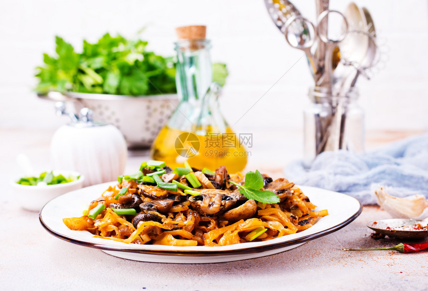 加蘑菇和番茄酱的油炸卷心菜图片