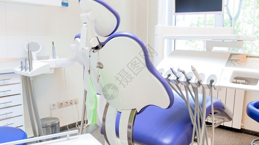 现代诊所的椅子和牙医器械的近视图像现代诊所的椅子和牙医器械的近图像图片