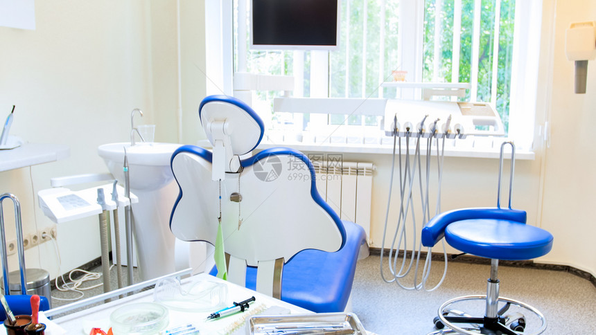 现代牙科诊所的工具和椅子现代诊所的牙科工具和椅子图片