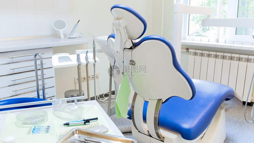 现代牙科诊所的蓝椅和仪器现代牙科诊所的椅和仪器图片