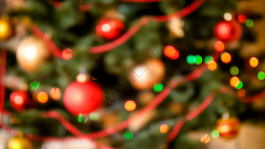 远离焦点背景灯光和圣诞树模糊不清焦点背景灯光模糊不清圣诞树装饰图片