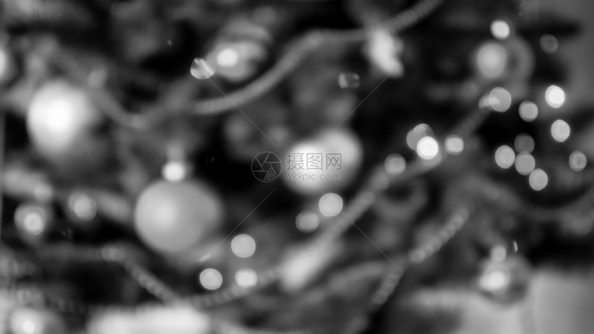 染色圣诞树的黑白模糊照片染色圣诞树的黑白模糊图像图片