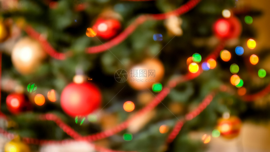 在装饰的圣诞树上发光彩色灯照片在装饰的圣诞树上发光彩色灯图片在装饰的圣诞树上发光图片