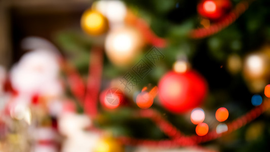 在客厅装饰圣诞树的模糊照片在客厅装饰圣诞树的模糊图像图片