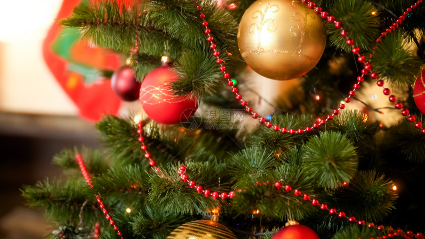 美丽的冬季假日背景圣诞树与壁炉画相配美丽的冬季假日背景圣诞树与壁炉画相配图片