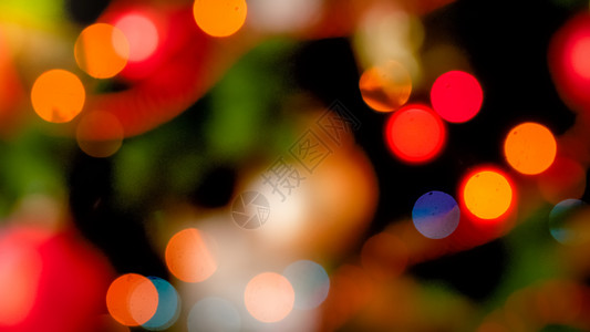 圣诞树上多彩光照的抽象片圣诞树上多彩光照的抽象图像图片