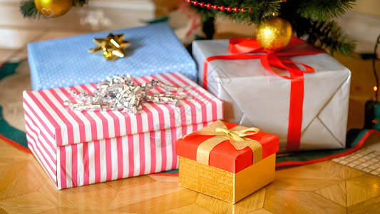 圣诞树下面的一堆礼物盒图片