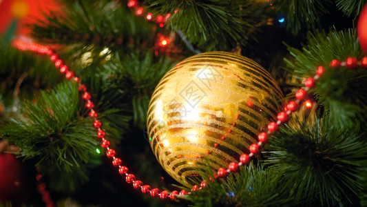 圣诞树上美丽闪的金色光彩照圣诞树上美丽闪亮的金光图片