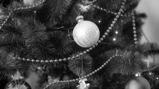 黑色和白的美丽装饰圣诞树的照片黑色和白的美丽装饰圣诞树图像图片