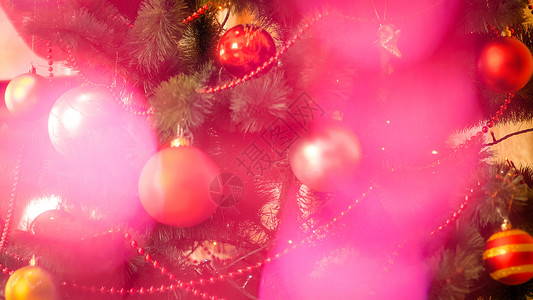 粉红闪的光耀在装饰的圣诞树上粉红闪的光耀在装饰的圣诞树上背景