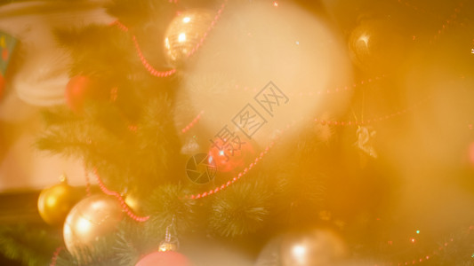 装饰圣诞树和闪发亮的金蛋装饰圣诞树和闪的金蛋图片图片