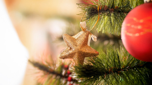 圣诞树枝上挂着装饰闪的圣诞树枝图片