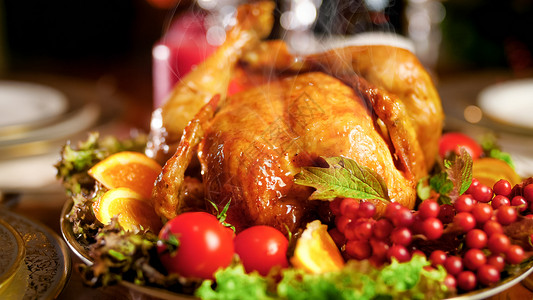 Closuep热鲜烤鸡的照片在节日晚宴桌上图片
