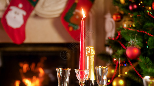 在壁炉上点燃节日蜡烛并装饰圣诞树图片