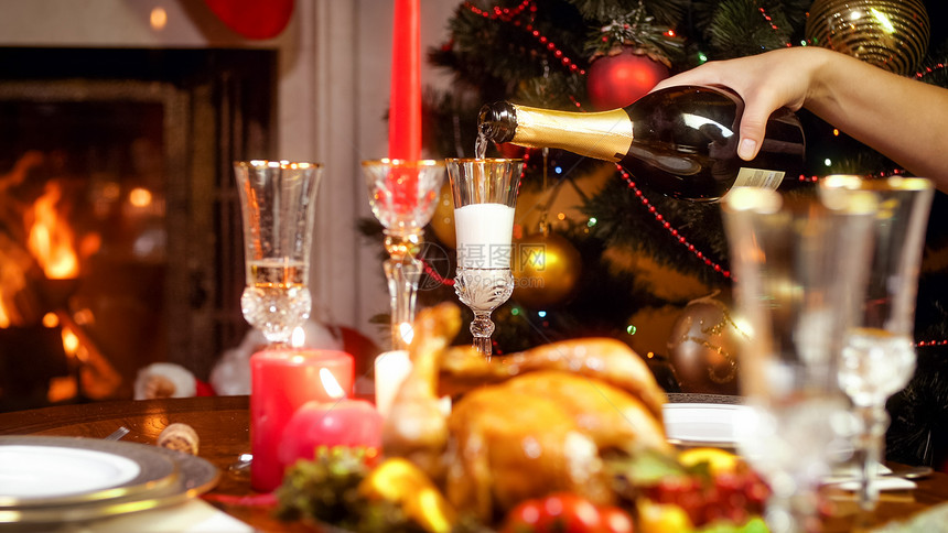 圣诞餐桌上装满香槟的手杯子照片圣诞餐桌上装满香槟的手杯子照片图片