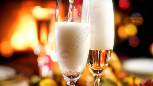 浪漫圣诞晚宴上用眼镜倒香槟的近照图片