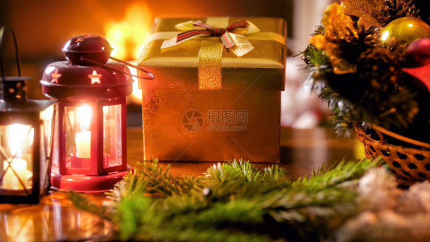 美丽的圣诞节背景有礼品灯蜡烛和花圈美丽的圣诞节背景有礼品蜡烛和传统花圈图片