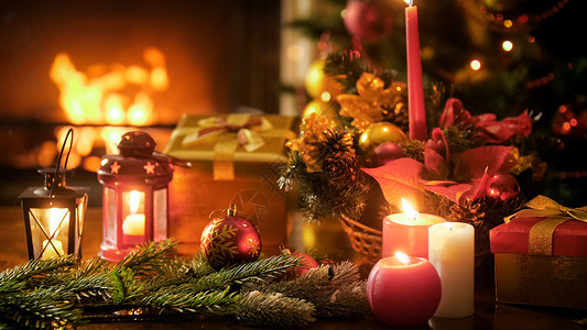 为圣诞节装饰的木制餐桌与客厅壁炉燃烧的照片高清图片