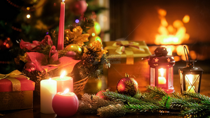 冬季庆典的美丽照片在木制桌上有传统的圣诞装饰冬季庆典的美丽照片在木制桌上有传统的圣诞装饰图片