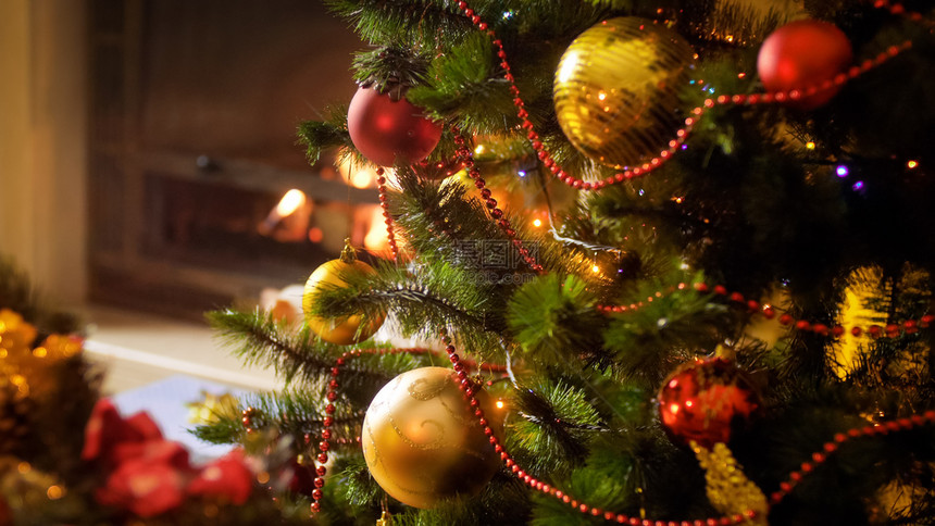 美丽圣诞树的紧贴照片上面装饰着babulesbeads和garlands美丽的圣诞树紧贴图像beads和garlands图片