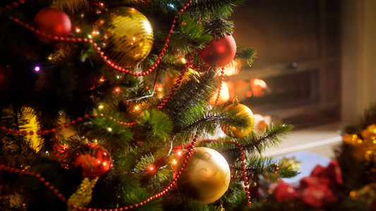 烟囱装饰品圣诞树枝上挂着金和红的紧贴照片圣诞树枝上挂着金和红的紧贴图像背景