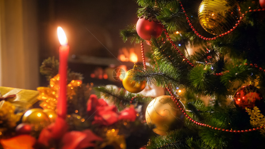 与客厅壁炉火焚烧相比紧贴照片装饰了美丽的圣诞树与客厅壁炉火焚烧相比图片
