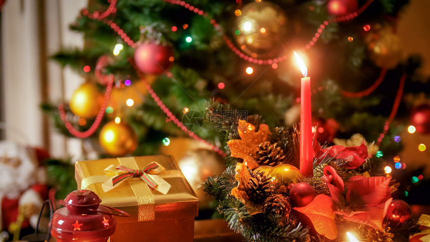 装饰圣诞花环和在客厅燃烧的蜡烛贴近图像装饰圣诞花圈和在客厅燃烧的蜡烛贴近照片图片