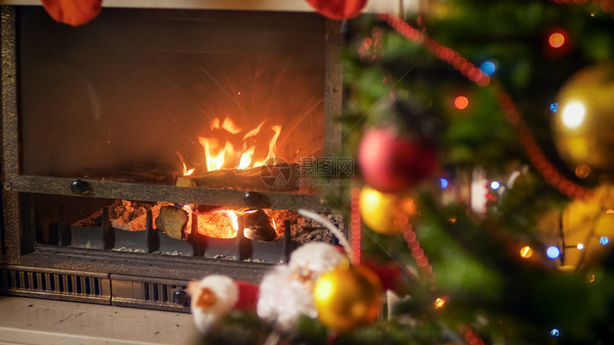 在圣诞树上装饰的火炉旁边烧焦壁贴近照片在圣诞树上装饰的火炉旁边烧焦壁贴近图像图片