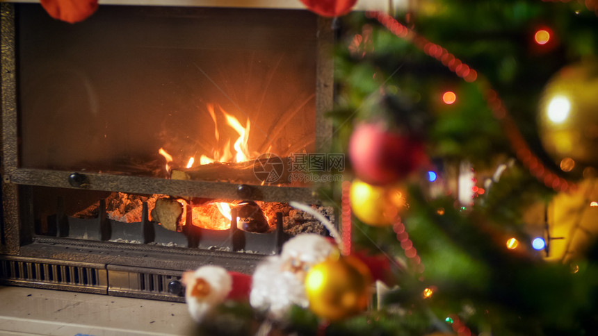 圣诞节前夕在被装饰的房子里烧壁炉圣诞节前夕在房子里烧壁炉图片
