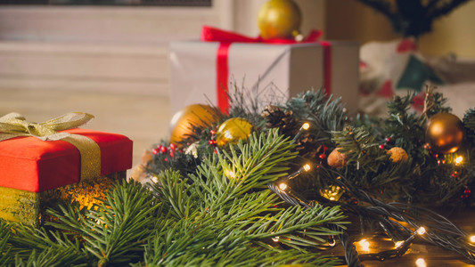光园和圣诞礼物盒装在子里光园和圣诞礼物盒里图片