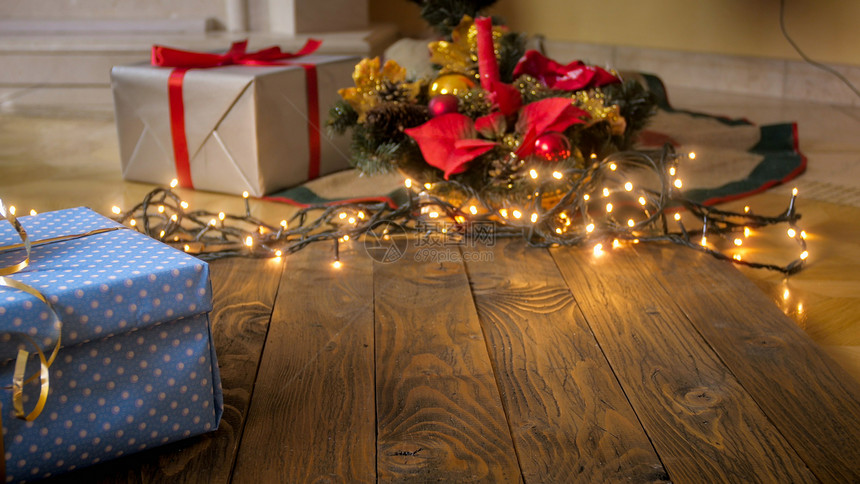 配有木板的背景与明灯礼品盒和面包圈相对抗配有适合冬季庆祝活动的木板配有灯光礼品盒和面包圈的木板配有适合冬季庆祝活动的木板配有灯光图片
