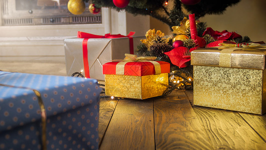 室内圣诞树下大堆礼物和的近照图片