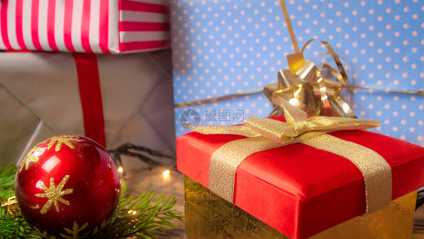 用于冬季假日和庆祝活动的美丽照片礼品盒灯光和木本的圣诞装饰冬季假日和庆祝活动的美丽图像礼品盒灯光和木本的圣诞装饰图片