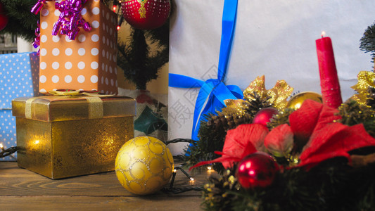 木制桌上的传统圣诞装饰品和礼盒照片木制桌上的传统圣诞装饰品和礼盒图像图片