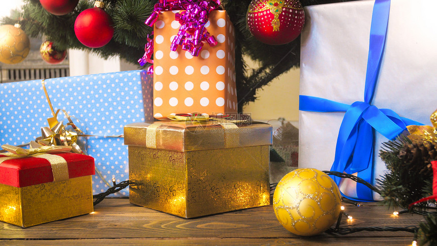 在客厅的圣诞树下有彩色的面包和礼品盒图片