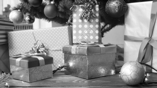客厅圣诞树下礼物堆积如树下的黑白照片图片